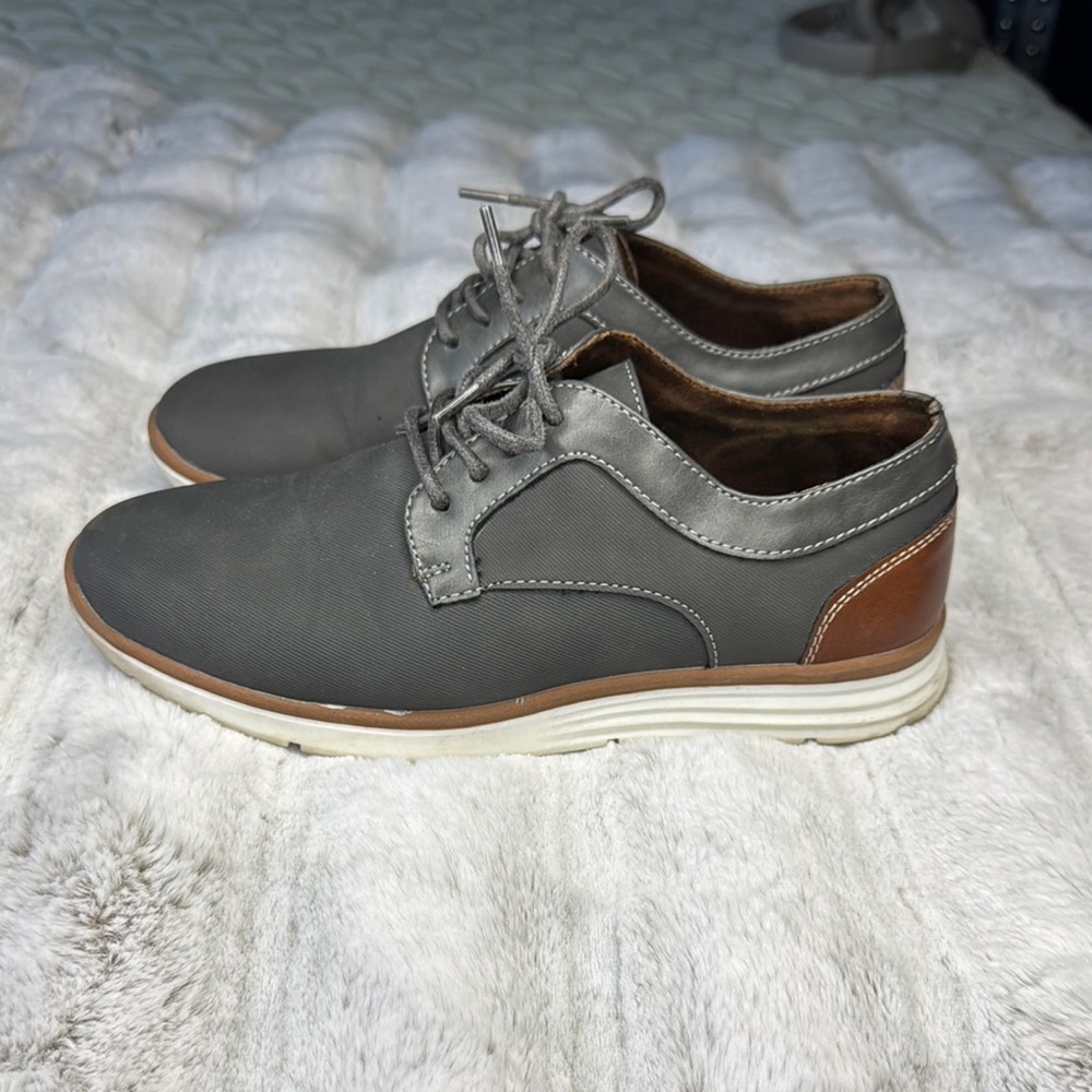 Steve Madden boys Gray and Brown Shoes size 5